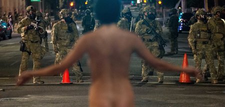 Nicht identifizierbare Einsatzkräfte der Bundespolizei stehen am...