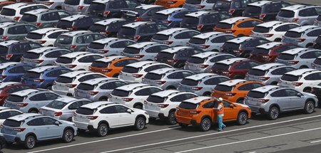 Drastischer Exporteinbruch: Japanische Autos stehen auf einem Pa... Drastischer Exporteinbruch: Japanische Autos stehen auf einem Pa...