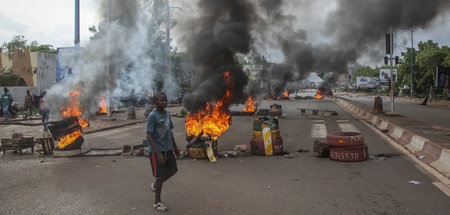 Widerstand gegen Präsidenten: Barrikaden wie hier in Bamako soll... Widerstand gegen Präsidenten: Barrikaden wie hier in Bamako soll...