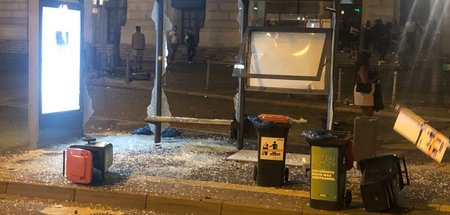Lädierte Bushaltestelle und umgefallene Mülltonnen vor der Alten... Lädierte Bushaltestelle und umgefallene Mülltonnen vor der Alten...