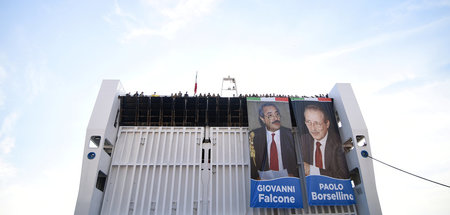 Erinnerung hochhalten: Banner der Mafiajäger Falcone und Borsell... Erinnerung hochhalten: Banner der Mafiajäger Falcone und Borsell...