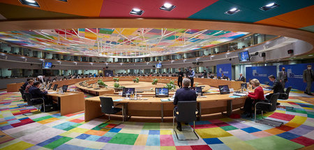 Auf Sicherheitsabstand zum eigenen Vernichtungswerk: Die EU verh... Auf Sicherheitsabstand zum eigenen Vernichtungswerk: Die EU verh...