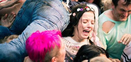 Antonia Schneider (Jella Haase) während der Duisburger Loveparad...