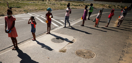 Angewiesen auf staatliche Essensversorgung: Kinder im Township B...