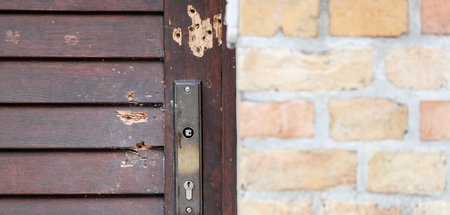 Einschusslöcher an der Synagogentür in Halle
