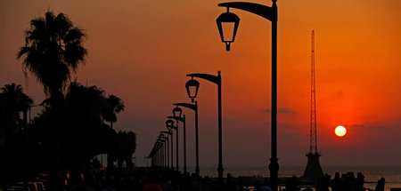 Häufige Stromausfälle: An der Küstenstraße der libanesischen Hau...