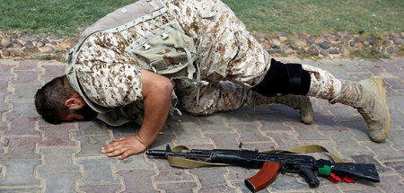 Ein Kämpfer der GNA betet nach dem Sieg über Haftars Truppen (Ta...