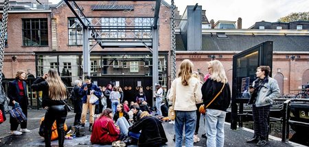 Keine Milch mehr: Gäste warten vor dem Melkweg auf den Beginn ei...