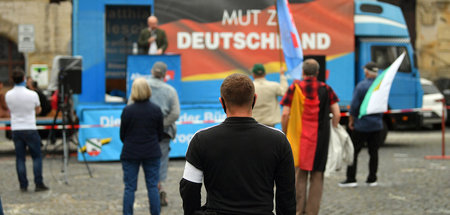 Teilnehmer einer Kundgebung der AfD Sachsen-Anhalt im Mai auf de...