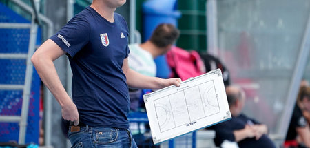 Wichtige Randgestalten: Ein Hockeytrainer bei der Arbeit