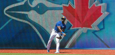 Warmwerfen: Der Outfielder der Toronto Blue Jays, Jonathan Davis...