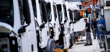 Einige dürften bald ihren Job verlieren: Arbeiter an einer Produ...