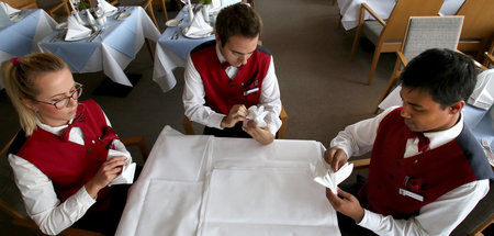 Zum Bedienen nach Deutschland? Angehende Kellner aus Polen, Span...