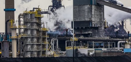 Das Tata-Steel-Stahl- und Hüttenwerk in IJmuiden im Norden der N...