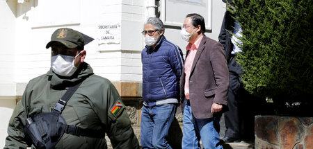 Der MAS-Spitzenkandidat Luis Arce (r.) mit einem Genossen vor de...