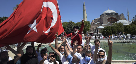 Mit nationalistischen und islamistischen Handzeichen zum Gebet: ...