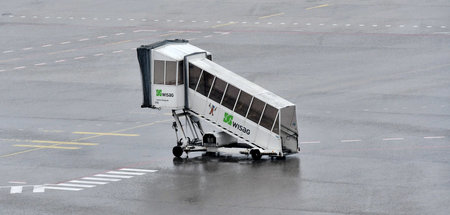 Eine einsame Passagierrampe am Flughafen Tegel. Im Regen steheng...