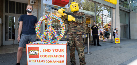 Aktion vor dem Lego-Store in der Tauentzienstraße in Berlin (20....