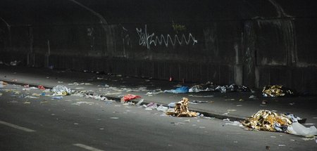 Dieser Tunnel führte zum einzigen Eingang des Festivalgeländes (...