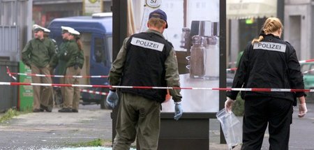 Ermittler des Bundeskriminalamts suchen am Tag nach dem Anschlag... Ermittler des Bundeskriminalamts suchen am Tag nach dem Anschlag...