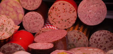 Zu billig zu haben? Wurst in der Auslage einer Metzgerei in Nürn... Zu billig zu haben? Wurst in der Auslage einer Metzgerei in Nürn...