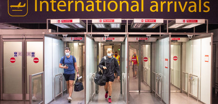 Nicht ohne Mundschutz: Passagiere am Londoner Flughafen Gatwick ... Nicht ohne Mundschutz: Passagiere am Londoner Flughafen Gatwick ...