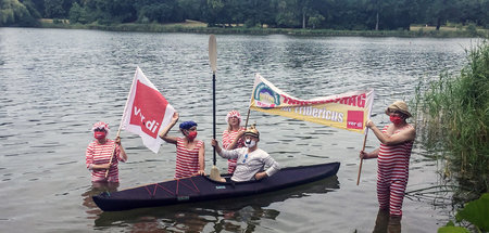 Wirkt karnevalesk, ist aber eine ernsthafte Aktion: Beschäftigte... Wirkt karnevalesk, ist aber eine ernsthafte Aktion: Beschäftigte...