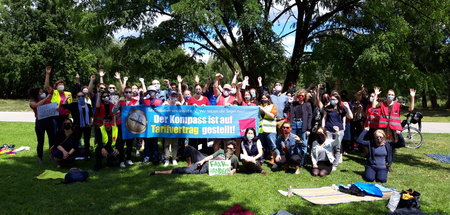 Streikversammlung: Gruppenbild der protestierenden Beschäftigten...