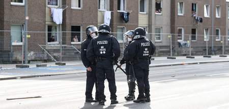 Polizisten am 20. Juni 2020 vor dem unter Quarantäne gestellten ...