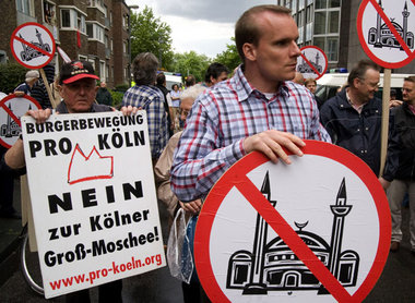 Kleinkariert und deutschnational: Neonaziaufmarsch gegen die gep...