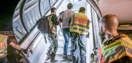 Kommt für einige einem Todesurteil gleich: Abschiebeflug per Cha... Kommt für einige einem Todesurteil gleich: Abschiebeflug per Cha...