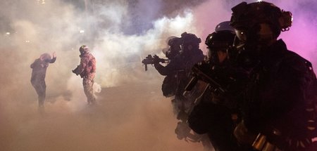 Auch am Donnerstag feuerten Bundespolizisten in Portland Träneng... Auch am Donnerstag feuerten Bundespolizisten in Portland Träneng...