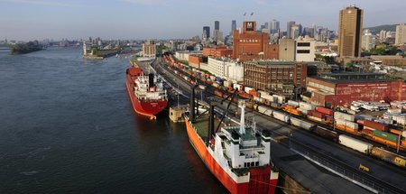 Streikort: Hafen und Skyline von Montreal am Sankt-Lorenz-Strom ...