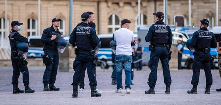 Sieht nicht nach Party aus: Polizisten bei einer Personenkontrol...