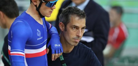 Gut abgesichert: Der französische Radfahrer Thomas Boudat (l.) u...