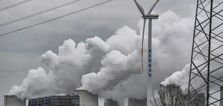 Friedliche Koexistenz: Braunkohlekraftwerk und Windenergieanlage...