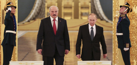 Mit oder ohne Putin: Alexander Lukaschenko (l.) geht es zuvorder...