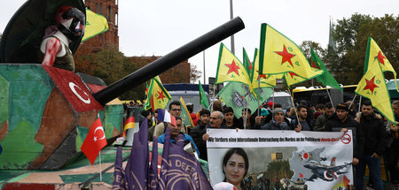 Demonstration gegen die türkische Invasion in Nordsyrien (Berlin...