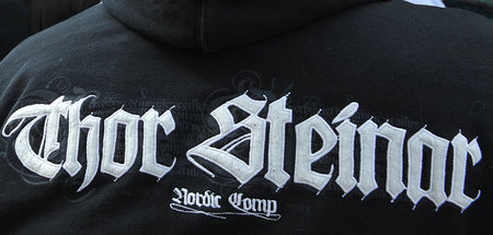 Die Modemarke »Thor Steinar« bietet Kleidung mit Runen, anderen ...