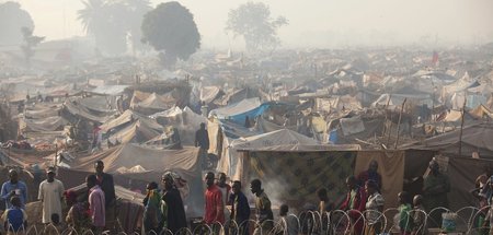 Notunterkünfte, so weit das Auge reicht: Lager am Flughafen Mpok...