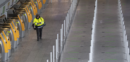 Leere Schalter, kaum Passagiere – Flughafen-Beschäftigten droht ...