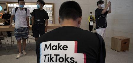 Mann mit Tik-Tok-Shirt in einem Geschäft in Beijing