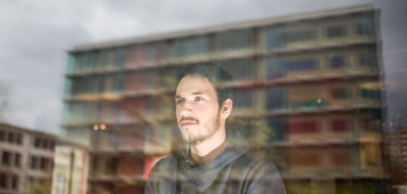 Immer länger die Füße unterm Tisch von Mama und Papa: Junge Erwa...