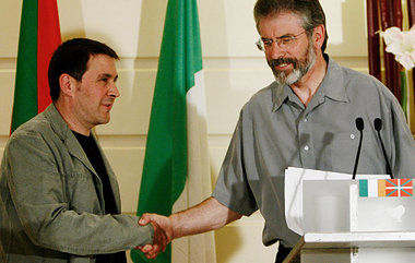 Arnaldo Otegi (l.) und Gerry Adams