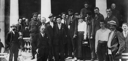 Kurze Pause: Lenin (Vordergrund) mit Teilnehmern des II. Weltkon...
