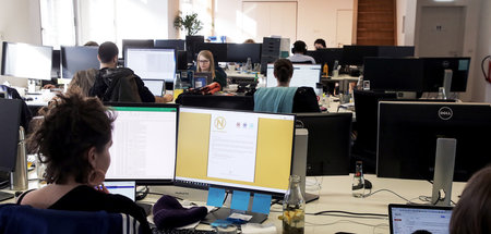Onlinearbeiter im Großraumbüro, die mit ihrer Bank »N26« nicht i...