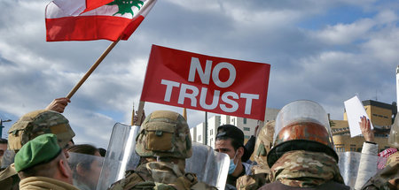 Demonstranten versuchen in Beirut, vor das Parlament zu kommen (...