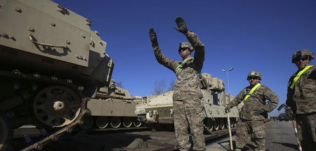 Mit offenen Armen empfangen: US-Soldaten entladen Panzer vom Typ...
