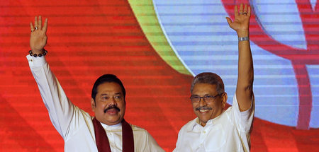 Mahinda Rajapaksa (l.) und sein Bruder Gotabaya Rajapaksa bei ei...