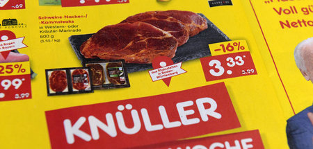 Preisknüller hier, Preisknüller da: Bunte Werbung verspricht Bil...